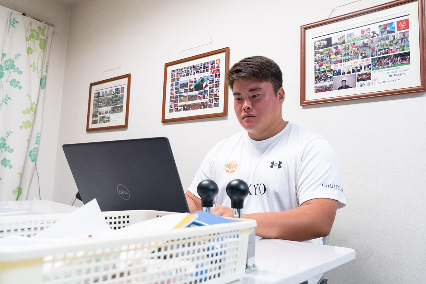 会計を行う部屋にて、会計係を務める4年生小玉氏